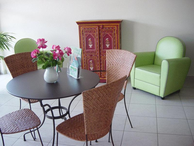 Home Du Buisson Hotel Des Familles Isle Екстер'єр фото